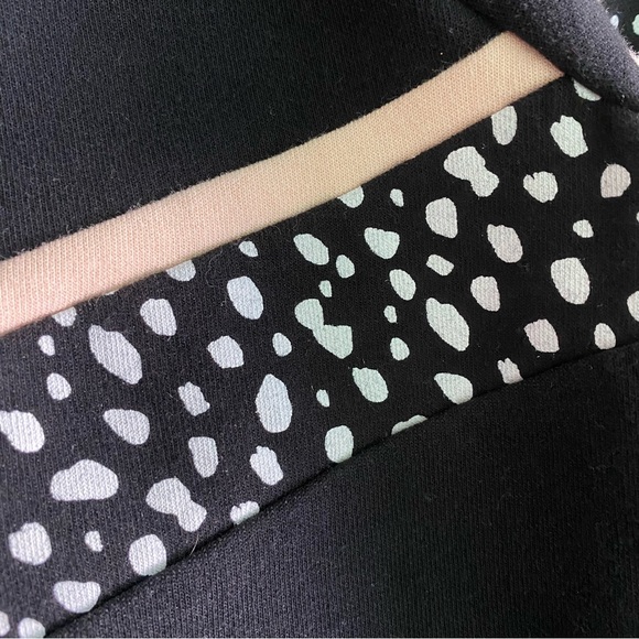 White Fox Active X Sarah’s Day Sweatshirt Black Pink White Chevron Size Medium - Picture 8 of 9